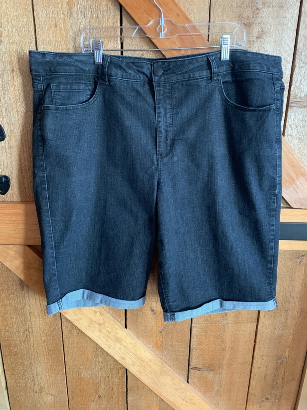 Women’s Avenue Denim Black Bermuda  Cuffed Shorts Size 26 Stretch